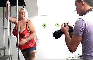 Obese comme ‡a girl gets fucked doggystyle after photosession