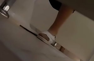 Spy in a WC in a university  in Tokyo-voyeur dans le WC