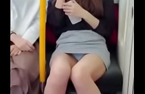 電車の向かいに座る女性がパンツを見�..