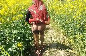गांव की मजदूर की मलाईदार देसी चूत को खेत में चोदा हिंदी में अश्लील
